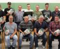 Bild: att
Insgesamt 19 Gänse, Enten und Gockel nahmen die Schrotschützen mit nach Hause. Stolz präsentierten die Erstplatzierten ihre Gewinne. Gleich zwei Mal erfolgreich waren Joshua Zahn (stehend, Dritter von rechts) und Matthias Reul (sitzend rechts).
