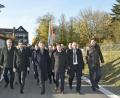 Bild: Petra Hartl
In breiter Front nehmen die etwa 120 Ehrengäste, angeführt von (von links) Anlieger Walter Freytag, Bezirkstagsvizepräsident Lothar Höher, Landtagsabgeordnetem Stephan Oetzinger, Regierungspräsident Axel Bartelt, Bürgermeister Jens Meyer, Oberbürgermeister Kurt Seggewiß und Projektant Martin Dietl (Ingenieur-Büro Derori), den Wittgarten-Durchstich erstmals „unter die Füße“.