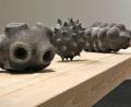 Bild: Dagmar Williamson
Kein Krater oder Waffe des Mittelalters, dennoch zerstörerisch: Mikro-Organismen aus schwarzem Ton gebrannt. Etwa 15 Kilogramm wiegt eine Skulptur.