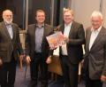 Bild: usc
Das Präsidium des Lions-Clubs Amberg übergab das erste Exemplar des diesjährigen Adventskalenders an OB Michael Cerny (Zweiter von rechts). Von links Vizepräsident Peter Seidl, Präsident Andreas Herrmann und Hans Rogenhofer, Vorsitzender des Lions-Hilfswerks Amberg.