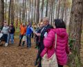 Bild: Thomas Dobler
Oberbürgermeister Andreas Feller (Zweiter von rechts) begrüßte in einem Waldstück auf dem Weinberg über 50 Familien mit ihren Kindern, die kleine Bäume für ihren Nachwuchs pflanzen durften. Ideengeber für die Baumpflanzaktion war Jochen Surel (Dritter von links, oranges Shirt).