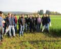 Bild: Dobmeier
Philipp Koch (rechts) vom AELF Weiden stellt Zwischenfrüchte im Feld beim Bodenschutztag in Almesbach vor.
