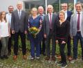 Bild: jpl
Konrektorin Sandra Schmidl (Sechste von rechts) und Rektor Alexander Köstler (Siebter von rechts) bilden das neue Schulleitergespann an der Fichtelnaabtal-Grund- und Mittelschule Ebnath-Neusorg. Zur Amtseinführung überbrachten neben Schulamtsdirektor Rudolf Kunz (rechts) auch die Bürgermeister der Schulverbandsgemeinden, Vertreter der Elternschaft, das Lehrerkollegium sowie langjährige Wegbegleiter ihre Glückwünsche.