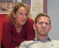 Bild: ubb
Hans und Rita Holzer (Darsteller Herbert und Silke Schicker) sind skeptisch, wie es weitergehen soll mit der Familie. Der Livechat für Touristen soll retten, was nicht mehr zu retten ist.