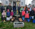 Bild: jr
400 Blumenzwiebel hat Stadtgärtner Willi Kilian (hinten, Dritter von rechts) mit der Kinder- und Jugendgruppe des Obst- und Gartenbauvereins Mitterteich beim ehemaligen Bürogebäude der einstigen Porzellan AG gepflanzt. Darüber freuten sich auch Bürgermeister Roland Grillmeier (hinten, Zweiter von rechts) sowie (hinten, von links) OGV-Vorsitzende Marion Puchta und Zweiter Bürgermeister Stefan Grillmeier.