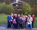 Bild: ow
Für die Besucher der Betreuungsgruppe „Café Zeitlos“ ist die Herbstwanderung im Kulmwald eine schöne Abwechslung zum Alltag. Der Weg führt sie unter anderem zum Infozentrum "Rauer Kulm" (im Hintergrund).