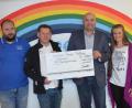 Bild: fz
Die HPZ-Regenbogenwerkstatt erhält 1000 Euro von Matthias Ponader (Zweiter von links) und seinem Team der Fahrschule Ponader für arbeitsbegleitende Maßnahmen.