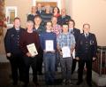Bild: Josef Böhm
Die Vereinsführung der Feuerwehr Niedermurach gratulierte den Geehrten: Stellvertretender Vorsitzender Michael Schneeberger (erste Reihe, jeweils von links), Ehrenmitglied Georg Lingl, Wolfgang Bär, Gerald Thanner, Kommandant Gerhard Fleck. Zweite Reihe: Gerald Bär, Ferdinand Raiml, Martina Fronhofer. Dritte Reihe: Werner Schäffer, Josef Herdegen, KBI Richard Fleck. Letzte Reihe: Stellvertretender Kommandant Wolfgang Pflug, Zweite Bürgermeisterin Rita Salomon.