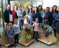 Bild: fpoz
Große Freude herrschte im Kinderhaus St. Sebastian. Im Bild von links Bürgermeisterin Friederike Sonnemann, Kindergartenleiterin Silke Weinhold und die Elternvertreter Ingrid Haberkorn, Manuela Queitsch, Svenja König, Bianca Meixner, Claudia Schultes, Margit Bayer und Susanne Englmeier sowie einige Kinder.