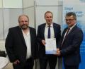 Bild: Leibl, Waltraud
Kommunale IT-Sicherheit wird in Neunburg groß geschrieben. Das bekam Bürgermeister Martin Birner (rechts) mit einer Urkunde bestätigt.
