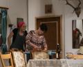 Bild: Lukas Lanzendoerfer/exb
Die Magd Zenzi (Melanie Kaiser) soll von Rosa (Carola Sporrer) unbedingt das Bügeln lernen.