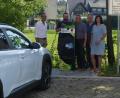 Bild: Maul, Ulrike
Die neue E-Ladesäule am Rathaus in Neukirchen begutachten (von links) CSU-Ortsvorsitzender und Fraktionssprecher Peter Achatzi, Energiebeauftragter Leo Rösel, Zweiter Bürgermeister Wolfgang Rattai sowie die Gemeinderatsmitglieder Martin Wolf und Irene Sperber.
