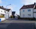 Bild: du
Beim Ausbau der Blütenstraße gibt es für Planer und Gemeinde einige brisante Punkte zu lösen. Eine Gefahrenquelle stellt seit jeher die Einmündung der Wiesenstraße (rechts) dar. Dieser Bereich muss daher aus Gründen der Verkehrssicherheit neu gestaltet werden.