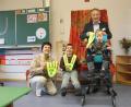 Bild: AOK Amberg/exb
Direktorin Christa Siegler und der Vorsitzende der Kreisverkehrswacht Amberg, Gernot Schötz, überreichen die Warnwesten an Schulanfänger der Rupert-Egenberger-Schule in Amberg.