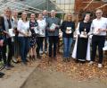 Bild: Susanne Forster
Das Bild zeigt einige Mitwirkende des Buches, die Initiatorinnen Sabine Brunner (Sechste von links) und Cornelia Müller (Siebte von links), Umweltstation-Geschäftsführerin Johanna Härtl (Fünfte von links), Äbtissin Laetitia Fech (Zweite von rechts) und Bürgermeister Bernd Sommer (rechts).