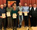 Bild: zer
Vorsitzender Josef Schiesl (von links) gehört selbst zu den Geehrten. Es freuen sich Georg Forster (50 Jahre Mitglied), Andreas Albrecht (Schriftführer), Hans Beierl (60 Jahre Mitglied), Petra Rackl (25 Jahre Mitglied), Sebastian Helgath (25 Jahre Mitglied), Gerhard Wild (25 Jahre Mitglied), Erwin Schmidt (50 Jahre Mitglied), Karlheinz Ströbert (Zweiter Vorsitzender), Albert Kellner (Kreisspielleiter Fußball), Michael Bauer (Bürgermeister), Hans Kneissl (Kreisvorsitzender Sportkegeln) über die Loyalität der Mitglieder zur Spielvereinigung.