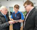 Bild: anv
Engelbert Köhler, Eric Bähnk und Wolfgang Bähnk vom Autohaus in Nabburg sehen sich die alten Dokumente und Fotos an. Köhler hat dort vor 70 Jahren seine Ausbildung zum Kfz-Mechaniker begonnen.