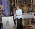 Bild: jow
Brunhilde Ram (links) bedankt sich zusammen mit Waltraud Glöckner (Mitte hinten) 
 bei der Sängerin Brigitte Träger.