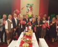 Bild: exb
Bei der Präsentation der Karlsbader Hütte bei der Sendung "9 Plätze - 9 Schätze" durften auch (von links) Herbert Schertler, Werner Schmidt und Gottfried Haas bei der Tiroler Delegation dabei sein. Angeführt wurde sie von der Lienzer Bürgermeisterin Elisabeth Blanik (Zehnte von links).