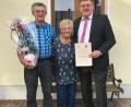 Bild: Stefanie Gradl
Bürgermeister Hans-Martin Schertl gratuliert den Eheleuten Maria und Georg Kraus (von rechts) zur diamantenen Hochzeit.
