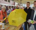 Bild: jr
Dr. Matthias Segerer (IHK Regensburg ) und Marcus Fürst (von rechts) standen im Infostand der Tirschenreuther Inforunde und verteilten 400 gelbe Regenschirme, 1000 Papiertüten, sowie eine Menge Infomaterial zum Thema „Heimatshoppen“. Lokal einkaufen, statt global im Onlinehandel, hieß der Slogan.