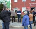 Bild: gi
Am Marktplatz erläuterte Bürgermeister Hermann Ach die anstehende Sanierung des Areals.