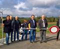 Bild: mef
Die Erschließungsarbeiten im neuen Baugebiet sind abgeschlossen. Bürgermeister Günter Stich räumt persönlich die Durchfahrt-verboten-Schilder auf die Seite.