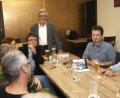 Bild: Hirsch
Kreisrat Rudi Sommer (stehend) unterstützt die "grüne Bewegung" in Schwarzenfeld, die von Martin Schmid (Zweiter von rechts) angeführt wird.