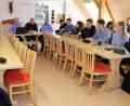 Bild: do
Auf Praktikumsfahrt begeben sich 25 Studierende der OTH Amberg-Weiden im Studiengang Geoinformatik und Landmanagement. Begleitet werden sie von Professor Ulf Kreuziger und Lehrbeauftragtem Willi Perzl. Im Gemeindezentrum Vorbach erläutert Bürgermeister Werner Roder die Instrumente der ländlichen Entwicklung in der Praxis.