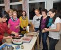 Bild: dob
Einige der Frauenbundmitglieder trauten sich ganz nah an den Kochtisch und schauten Hauswirtschaftsmeisterin Monika Schnupfhagn in die Pfannen und Schüsseln.