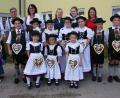 Bild: wro
Die jungen "Waldnaabtaler" begeisterten mit ihren Tanz- und Schuhplattlereinlagen. Geleitet wird die Tanzgruppe von Nicole Weiß (rechts in der hinteren Reihe). Organisiert wurde der Nachmittag vom Einrichtungsleiter Nico Hallmann (2. von links), Monika Forster (3. von links jeweils in der hinteren Reihe) und dem Steinwaldblickteam.