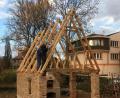 Bild: gjb
Über dem Backhaus wird bereits ein traditionell gefertigter Dachstuhl aufgestellt.