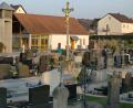 Bild: sh
Ein Blick auf den Schnaittenbacher Friedhof mit dem großen Friedhofskreuz und dem Leichenhaus.