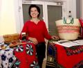 Bild: Hirsch
Kreisbäuerin Sabine Schindler brachte bunte Decken, Taschen und Tischschmuck aus Kenia mit und erzählte von der Farbenpracht des Landes.