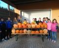 Bild: gi
Eifrig fertigten Kinder Herbst- bzw. Halloween-Kürbisse mit großer Freude und Spaß. Sie zeigten stolz ihre Werke mit lachenden und schaurigen Grimmassen.