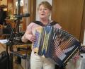 Bild: jzk
Christine Bleiber spielt Steirische Harmonika bei den "Wondrebtalern".