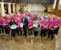 Bild: hmr
Die Frauengymnastikgruppe in der Stadthalle Waldsassen bei der Übergabe der Auszeichnung. In der vorderen Reihe (von links) Regina Gerl mit dem Qualitätssiegel, Übungsleiterin Irma Gerl, Bernt Rose, Übungsleiterin Paula Plass und Silvia Stark.