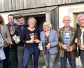 Bild: omu
In der Kulturwerkstatt von Irene (Vierte von rechts) und Werner Fritz (Zweiter von rechts) sind zu Gast (von links) Oliver Mutterer, Elonore Dressler, Barbara Mädl, Martin Neumann, Manfred Venzl, Rita Rosner und Günter Strich.