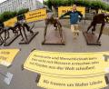Bild: Göran Gehlen
Der Brandenburger Künstler Rainer Opolka will mit Bronzefiguren anlässlich der Ermordung des Kasseler Regierungspräsidenten Walter Lübcke ein Zeichen gegen Hass, Hetze und rechte Gewalt setzen. Eine neue Gesetzesinitiative der Bundesregierung umfasst ein Neun-Punkte-Programm gegen Rechtsextremismus und Hasskriminalität.
