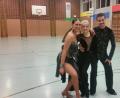 Bild: den
Michaela Kemnitzer (Mitte) und das Jugend-Amateur-Turnierpaar Maxi Renner (links) und Alex überzeugten mit ihren Tanzvorführungen.