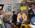 Bild: jak
Josef Prill, Präventionsbeauftragter im Bundespolizeirevier Weiden (rechts), gibt den Sensiwen-Teilnehmern in einem Regionalzug Sicherheitstipps für Bus und Bahn.