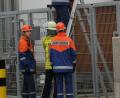 Bild: gf
Mit Hilfe von Leitern stiegen die Feuerwehrjugendlichen über einen Metallzaun, um eine verletzte Person zu versorgen.