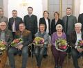 Bild: Petra Hartl
Die von Landrat Andreas Meier (stehend, Erster von rechts) ausgezeichneten Träger des Ehrenzeichens (sitzend, von links): Reinhard Sertl, Klaus Nigg, Christine Sauer, Monika Wittmann und Anton Pöpperl.