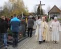 Bild: kro
Pfarradministrator Armin Maierhofer beim Besprengen der Gräber am Friedhof in Mähring.