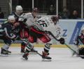 Bild: gb
Die Blue Devils besiegten am Freitagabend die Starbulls Rosenheim mit 3:2 nach Penaltyschießen. Goalie Daniel Filimonow, der hier gegen Daniel Bucheli pariert, bot eine großartige Leistung.