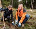 Bild: Martin Hertel/Forstbetrieb Fichtelberg
Regierungspräsidentin Heidrun Piwernetz pflanzt gemeinsam mit Winfried Pfahler, Leiter des Forstbetriebs Fichtelberg anlässlich einer Informationsfahrt eine Tanne an der Königsheide bei Weidenberg.