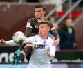 Bild: Daniel Bockwoldt/dpa
Gegen den KSC gleich wieder voll im Geschäft: Philipp Ziereis (hinten) bei einem Zweikampf gegen Karlsruhes Marvin Pourie.