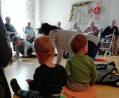 Bild: exb
Die Buben und Mädchen der Kinderkrippe waren zu Besuch im Senioren-Servicehaus Neusorg.