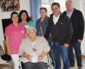 Bild: weu
Bürgermeister Heinz Weigl (rechts) gratulierte zusammen mit Verwaltungsleiterin Michaela Mösbauer (dritte von rechts) und Stellvertretender Pflegedienstleiterin Anneliese Deyerl Kunigunde Dirscherl zum 85. Geburtstag. Auch Sohn Manfred Dirscherl und ihre Enkelin Stephanie Bauer (links) überbrachten Glückwünsche.
