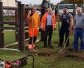 Bild: lep
Der Mehrgenerationenspielplatz in Sassenreuth nimmt Formen an. Darüber freuen sich Reiner Stengel (von links), Bürgermeister Jürgen Kürzinger, Roland Schecklmann und Marktgemeinderat Georg Adelhardt.